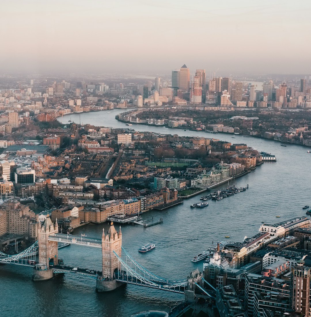 Vista de Londres con el Tower Bridge sobre el r�o T�mesis al atardecer